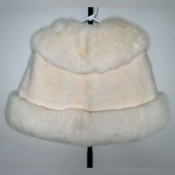 White Fur Shawl - Elegant and Luxurious Accessory for Any Occasion - Picture 2 of 3